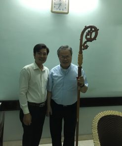 Duy Chinh tặng gậy cho Đức Giám Mục Giuse Nguyễn Chí Linh thuộc giáo phận Thanh Hóa
