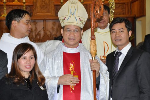 Duy Chinh tặng gậy cho Đức Giám Mục Tô ma Vũ Đình Hiệu thuộc giáo phận Bùi Chu