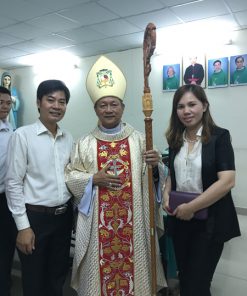 Duy Chinh tặng gậy cho Đức Giám Mục Trần Văn Toản thuộc giáo phận Long Xuyên