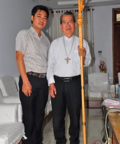Duy Chinh tặng gậy cho Đức Giám Mục Phê rô Nguyễn Văn Đệ thuộc giáo phận Thái Bình