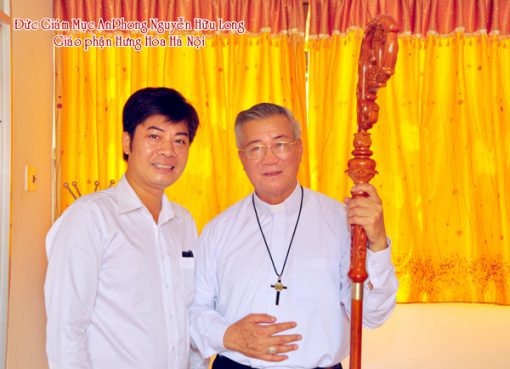 Duy Chinh tặng gậy cho Đức Giám Mục Anphong Nguyễn Hữu Long thuộc giáo phận Hưng Hóa - Hà Nội