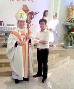 Duy Chinh tặng gậy cho Đức Giám Mục Giuse Nguyễn Tấn Tước thuộc giáo phận Phú Cường