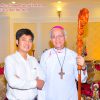 Duy Chinh tặng gậy cho Đức Giám Mục Cosma Hoàng Văn Đạt thuộc giáo phận Bắc Ninh
