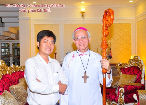 Duy Chinh tặng gậy cho Đức Giám Mục Cosma Hoàng Văn Đạt thuộc giáo phận Bắc Ninh