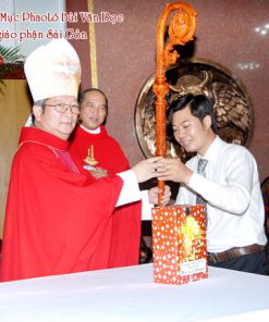 Duy Chinh tặng gây cho Đức Tổng Giám Mục Phaolo Bùi Văn Đọc thuộc Tổng giáo phận Sài Gòn