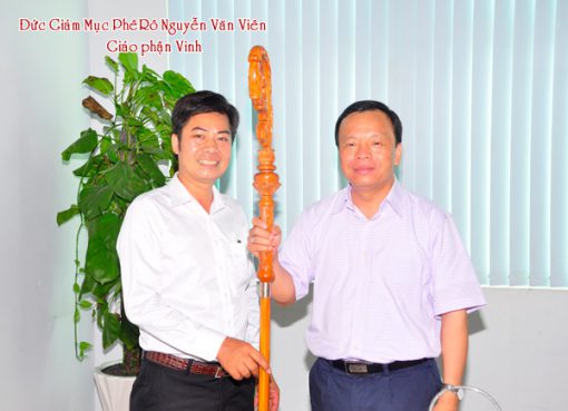 Duy Chinh tặng gậy cho Đức Giám Mục Phê rô Nguyễn Văn VIên thuộc giáo phận Vinh