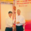 Duy Chinh tặng gậy cho Đức Giám Mục Mát Thêu Nguyễn Văn Khôi thuộc giáo phận Qui Nhơn