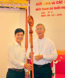 Duy Chinh tặng gậy cho Đức Giám Mục Mát Thêu Nguyễn Văn Khôi thuộc giáo phận Qui Nhơn