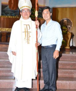 Duy Chinh tặng gậy cho Đức Giám Mục Louis Nguyễn Anh Tuấn